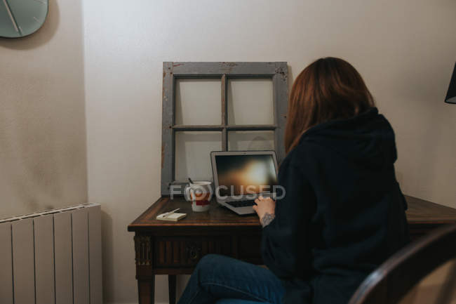 Woman typing on laptop — Stock Photo