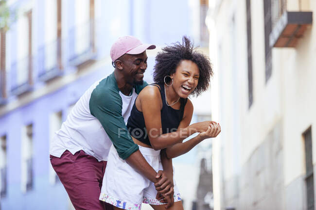 Pareja afroamericana bailando en la calle - foto de stock