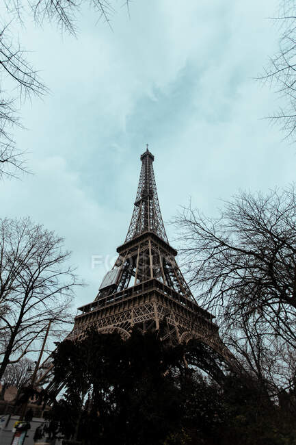 Vue de la tour Eiffel d'en bas — Photo de stock