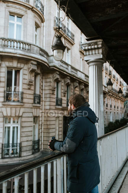 Homem apoiado no corrimão na rua — Fotografia de Stock