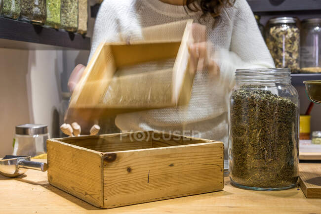 Кукурудзяна жінка працює в магазині спецій — стокове фото
