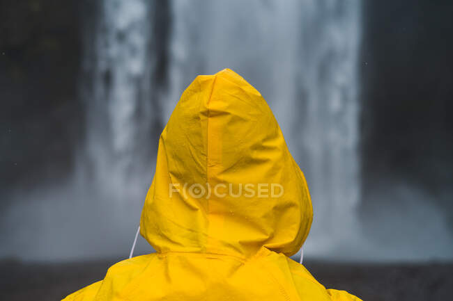Back view of person near waterfall - foto de stock