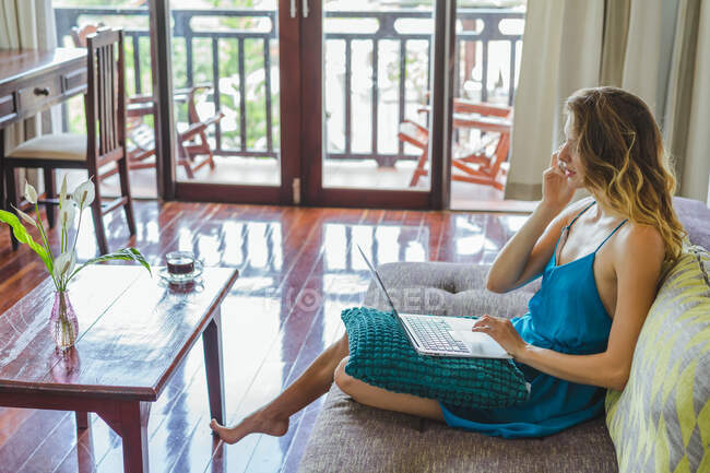Woman resting and using laptop — Stock Photo