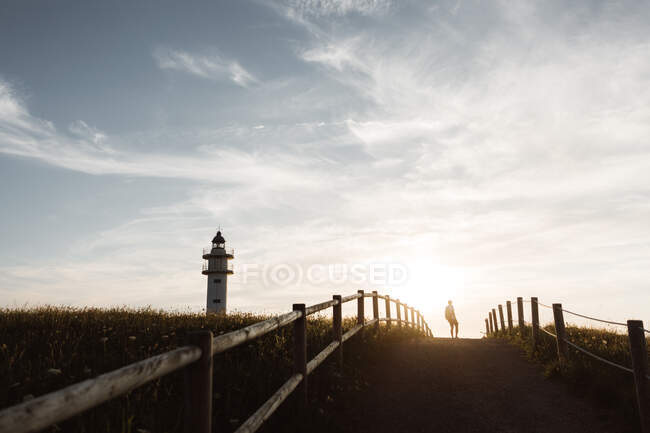 Mann auf Fußweg in der Nähe von Leuchtturm — Stockfoto