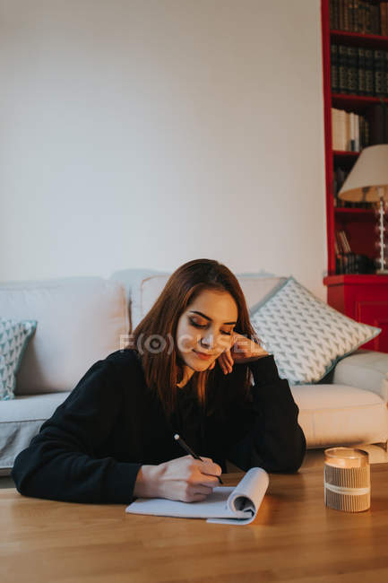 Жінка пише в блокноті — стокове фото