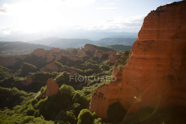 Vale Painterly? com floresta verde entre escamas vermelhas na Cantábria, Espanha — Fotografia de Stock