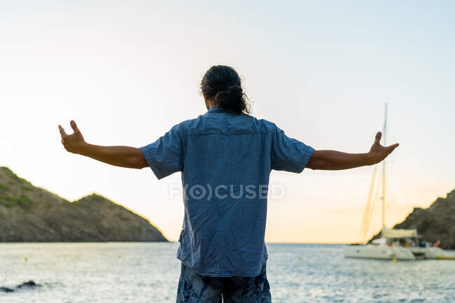 Homem anônimo posando na costa — Fotografia de Stock