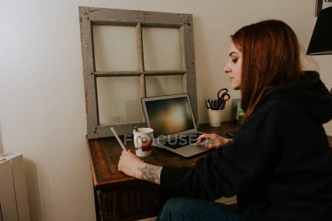 Donna digitando sul computer portatile — Foto stock