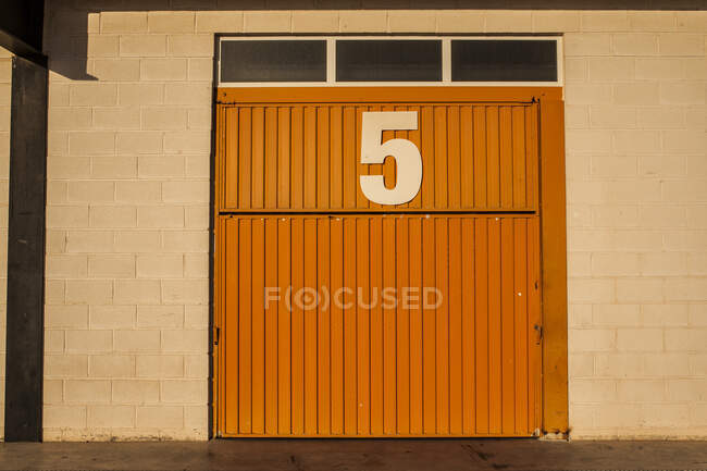 Porta del garage con numero cinque — Foto stock