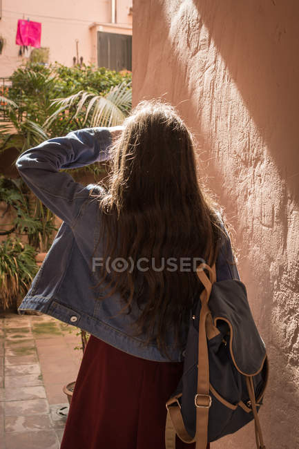 Visão traseira do turista feminino andando na rua — Fotografia de Stock