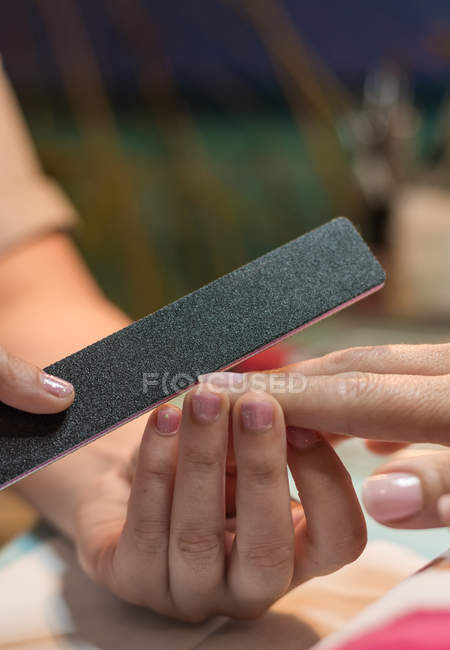 Manicure feminina unhas de arquivamento de cliente no salão de beleza — Fotografia de Stock