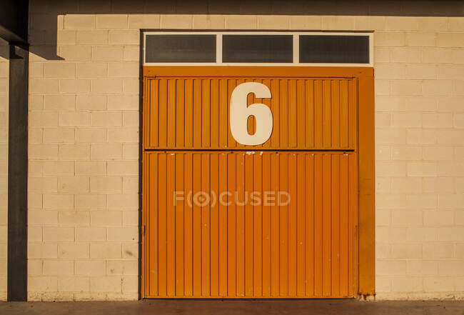 Porta del garage con numero sei — Foto stock