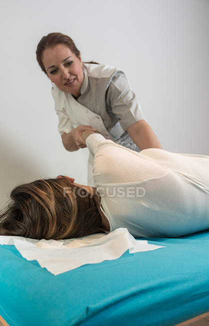 Therapeut macht Körperbehandlung zur Stimulierung von Körperproblemen im Massageraum — Stockfoto