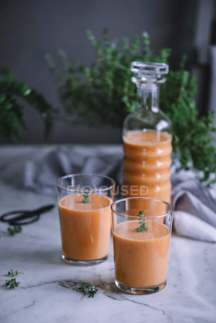 Bottle and glasses of fresh drink — Stock Photo