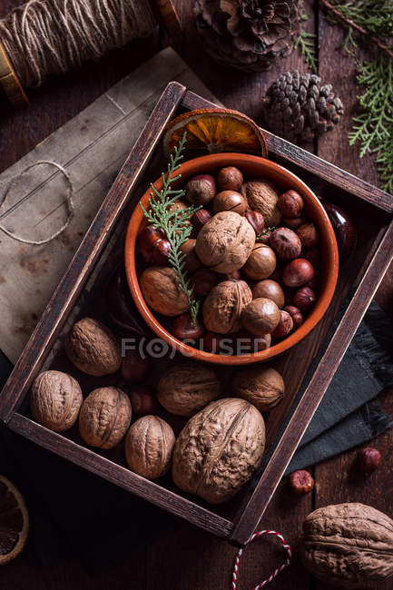 Зверху весь асортимент неперевершених горіхів в дерев'яній коробці . — стокове фото