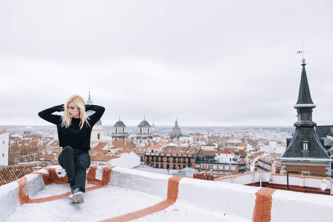 Молода блондинка стоїть на даху — стокове фото