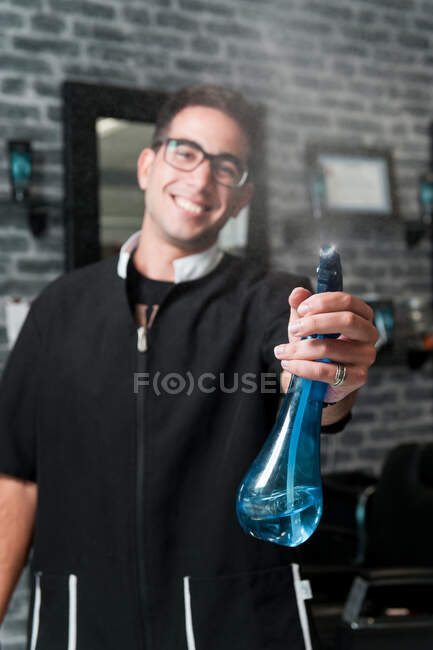Uomo marocchino che lavora dal suo parrucchiere — Foto stock
