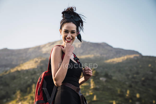 Молода жінка з рюкзаком насолоджується природою в горах — стокове фото
