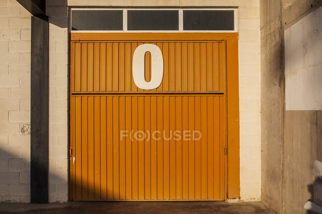 Porta del garage con numero zero — Foto stock