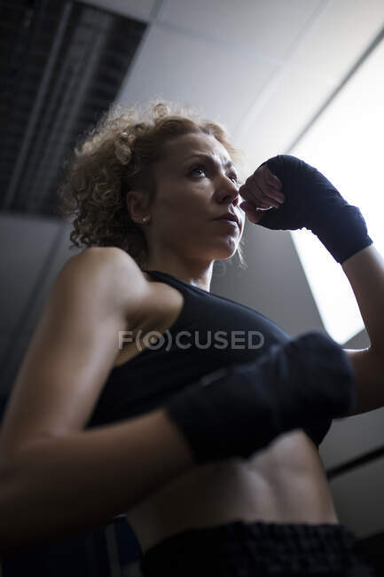 Жінка тренується в тренажерному залі — стокове фото