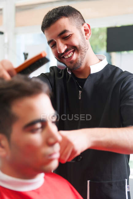Homem marroquino trabalhando em seu cabeleireiro — Fotografia de Stock