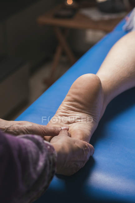 Therapeutin führt Fußreflexzonenmassage an Patientin durch — Stockfoto