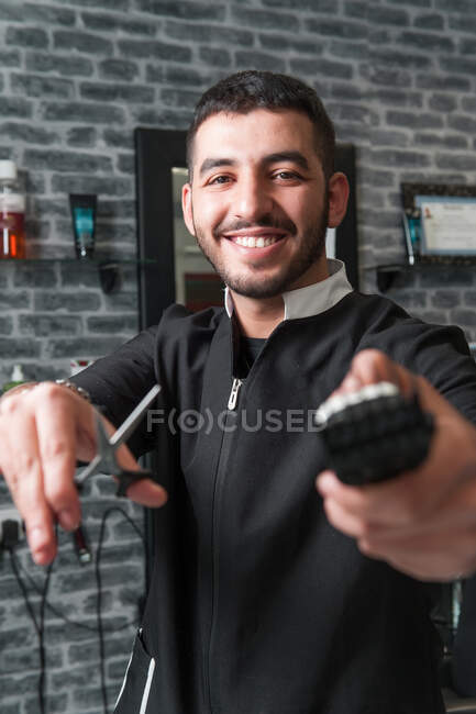Uomo marocchino che lavora dal suo parrucchiere — Foto stock