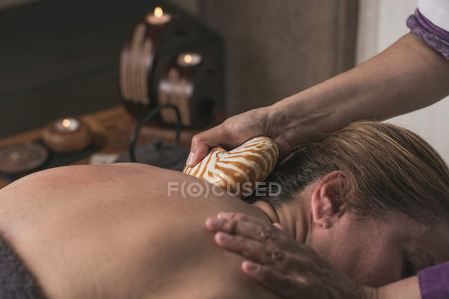 Therapist doing oriental massage to woman in massage room — Stock Photo