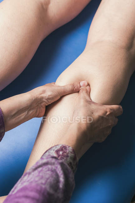 Терапевт делает массаж ног пациентке — стоковое фото