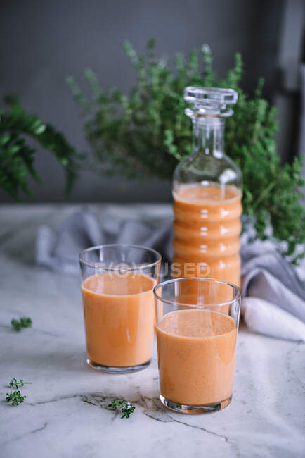 Bottle and glasses of fresh drink — Stock Photo