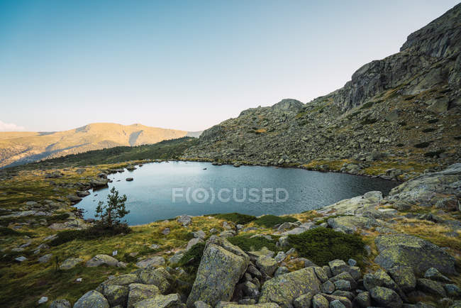 Belo pequeno lago entre rochas e pedras verdes no vale montanhoso de Guadarrama, Espanha — Fotografia de Stock