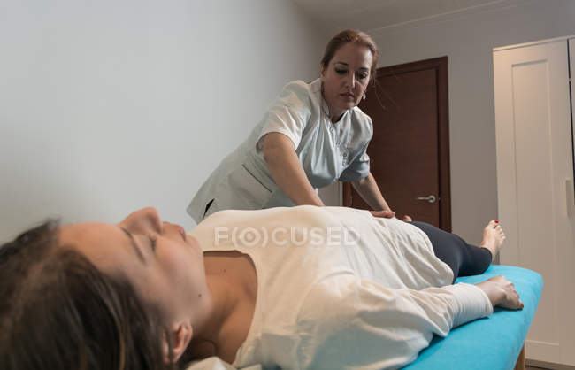 Terapeuta fazendo tratamento corporal para estimular problemas corporais na sala de massagem — Fotografia de Stock