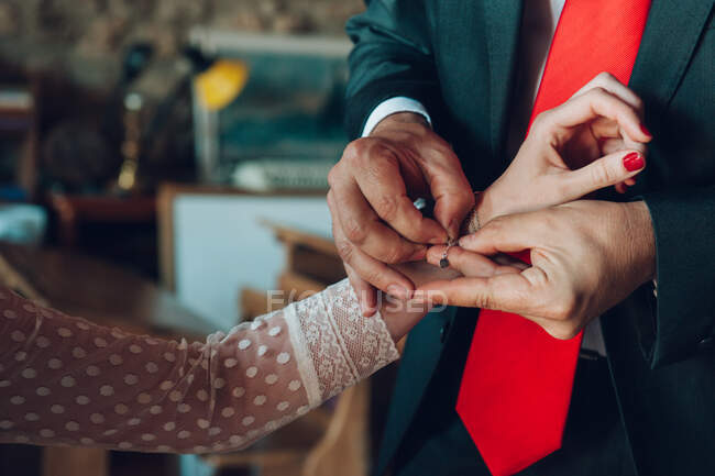 Homem ajudando noiva colocar em pulseira — Fotografia de Stock