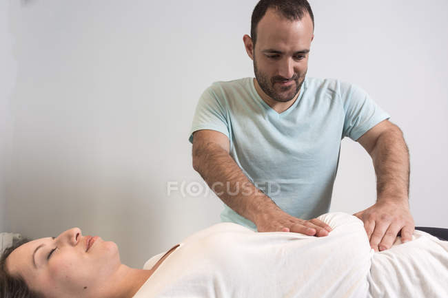 Терапевт робить альтернативну терапію тіла для стимулювання тканин тіла в масажному кабінеті — стокове фото
