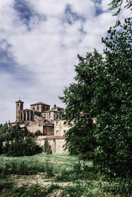 Exterior da antiga catedral gótica na natureza, Brihuega, Espanha — Fotografia de Stock