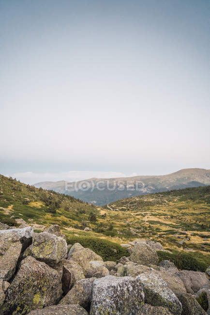 Живописный пейзаж зеленой скалистой долины в горах Гуадарамы, Испания — стоковое фото