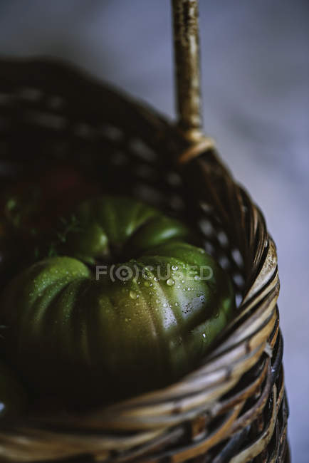 Gros plan de tomates vertes fraîches cueillies dans le panier — Photo de stock