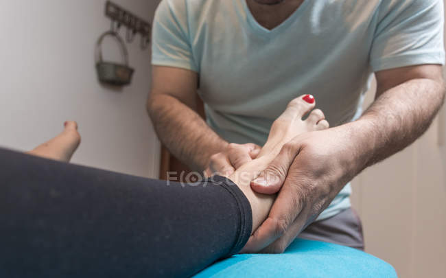Thérapeute faisant thérapie alternative traitement du corps pour stimuler les tissus du corps dans la salle de massage — Photo de stock