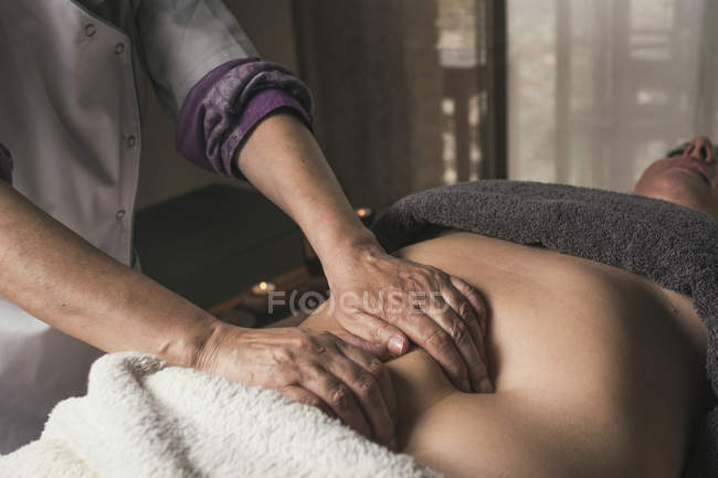 Terapista che fa massaggio orientale alla donna in sala massaggi — Foto stock