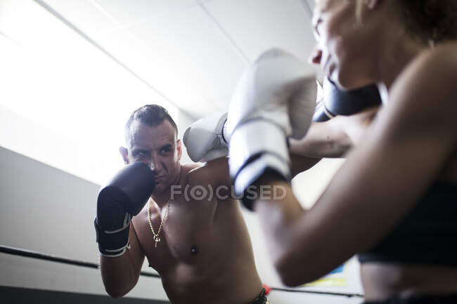 Boxpartner kämpfen in Turnhalle — Stockfoto