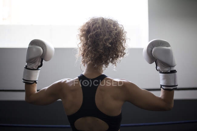 Forte corpo femminile con guanti da boxe — Foto stock