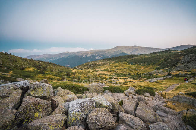 Vista prospectiva do belo vale verde com rochas verdes nas montanhas, Espanha — Fotografia de Stock