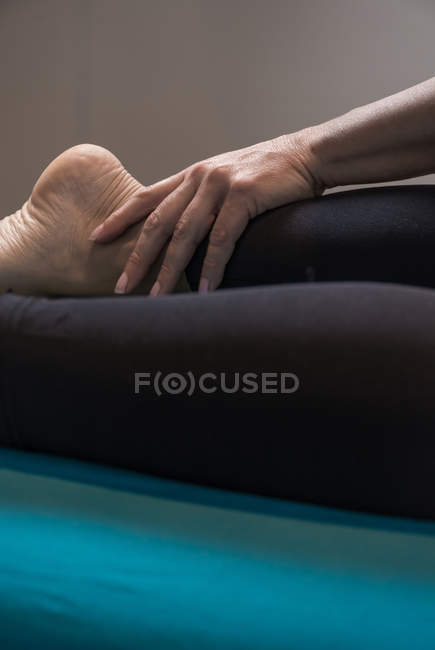 Terapeuta haciendo tratamiento corporal para estimular problemas corporales en la sala de masajes - foto de stock