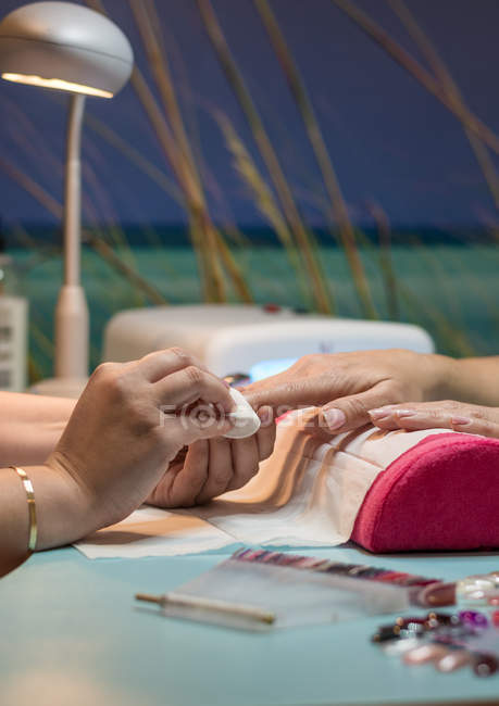 Manucure féminine faisant manucure au client dans le salon de beauté — Photo de stock