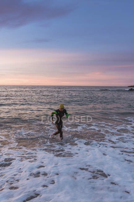 Тренувань тріатлоністів на морі — стокове фото