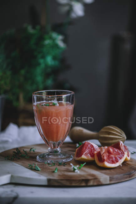 Succo di pompelmo fresco in vetro su tavola di legno con ingrediente — Foto stock
