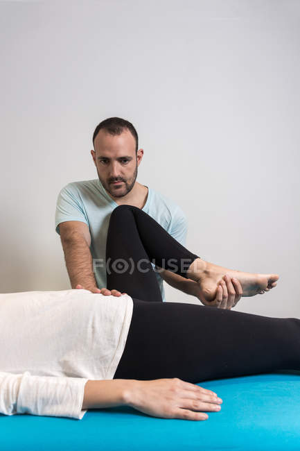 Terapeuta haciendo terapia alternativa tratamiento corporal para estimular los tejidos corporales en la sala de masajes - foto de stock