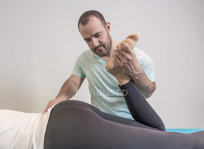 Therapeut macht alternative Therapie Körperbehandlung zur Stimulierung von Körpergewebe im Massageraum — Stockfoto