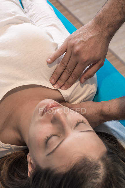 Therapist doing alternative therapy body treatment for stimulating body tissues in massage room — Stock Photo