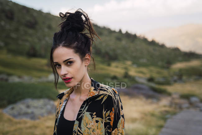 Schlanke Frau in malerischem Tal in den Bergen — Stockfoto